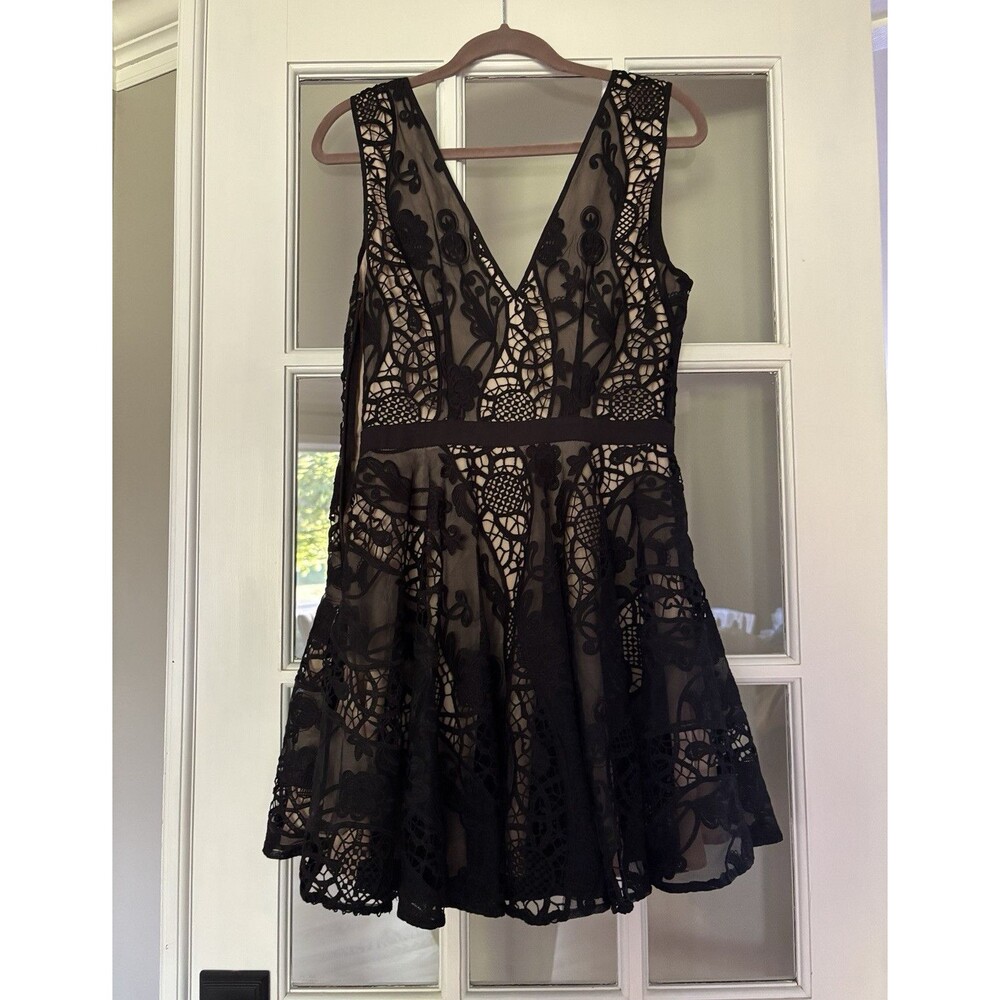 bebe Black Beige Floral Lace Fit & Flare Dress V-Neck Sleeveless Short 8